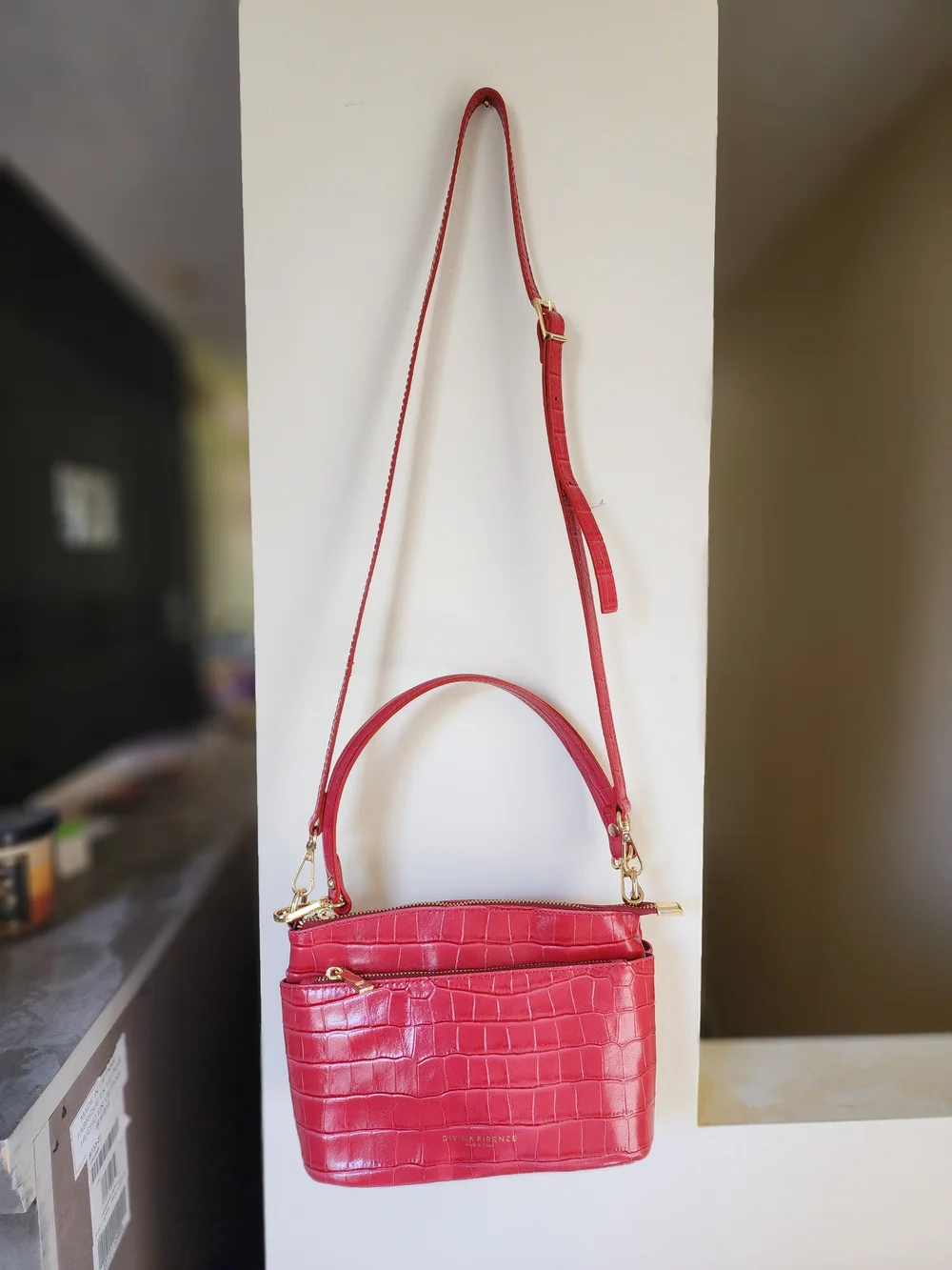 Divina Firenze Italian Leather Red Croc-Embossed Crossbody Bag - Picture 2 of 5